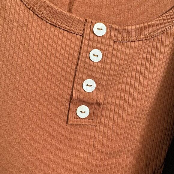 OQQ Black Brown Seamless Stretch Ribbed Button Long Sleeve Top Large NEW - Picture 3 of 6